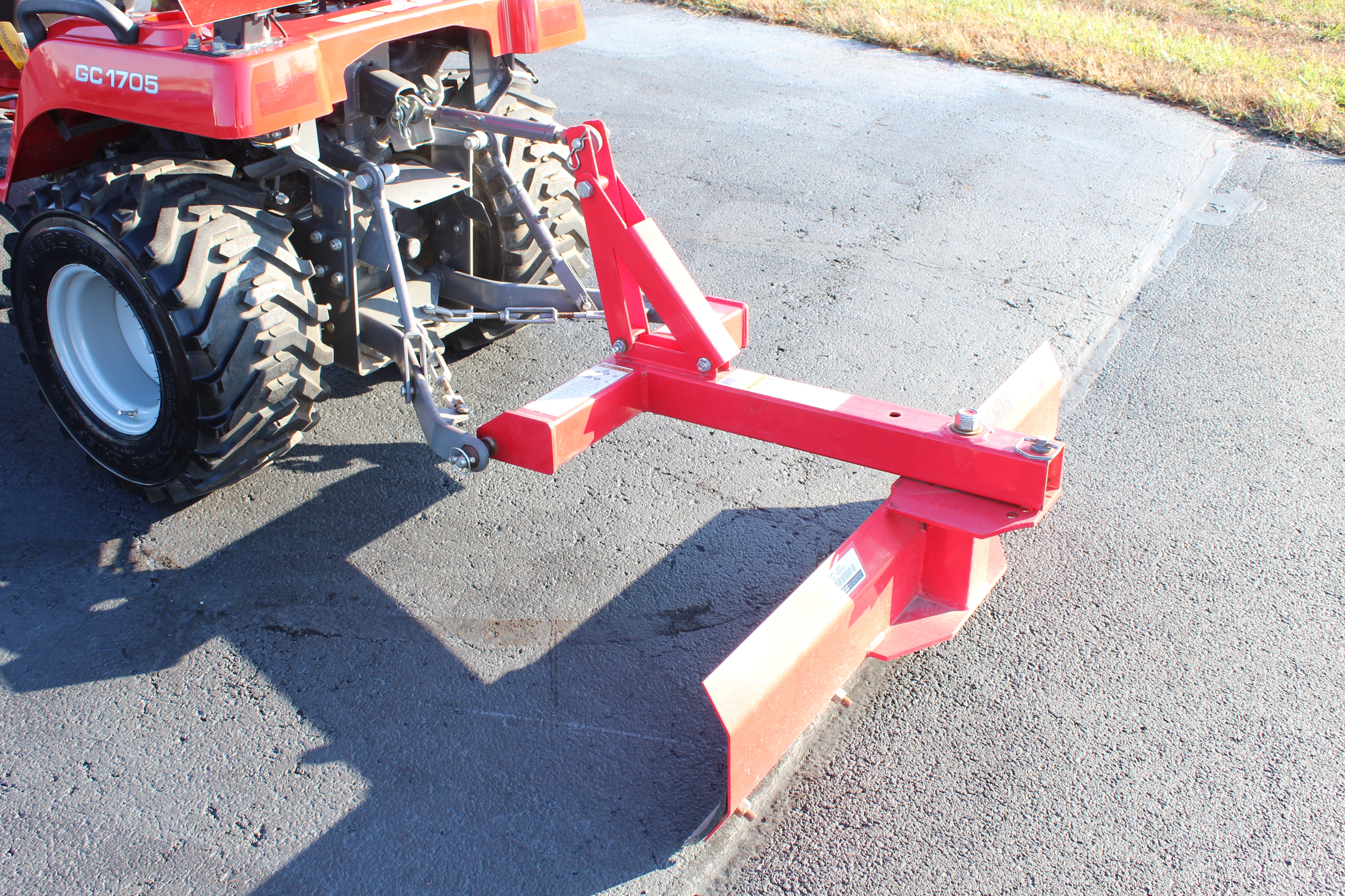 2017 MASSEY FERGUSON GC1705 4X4 Base