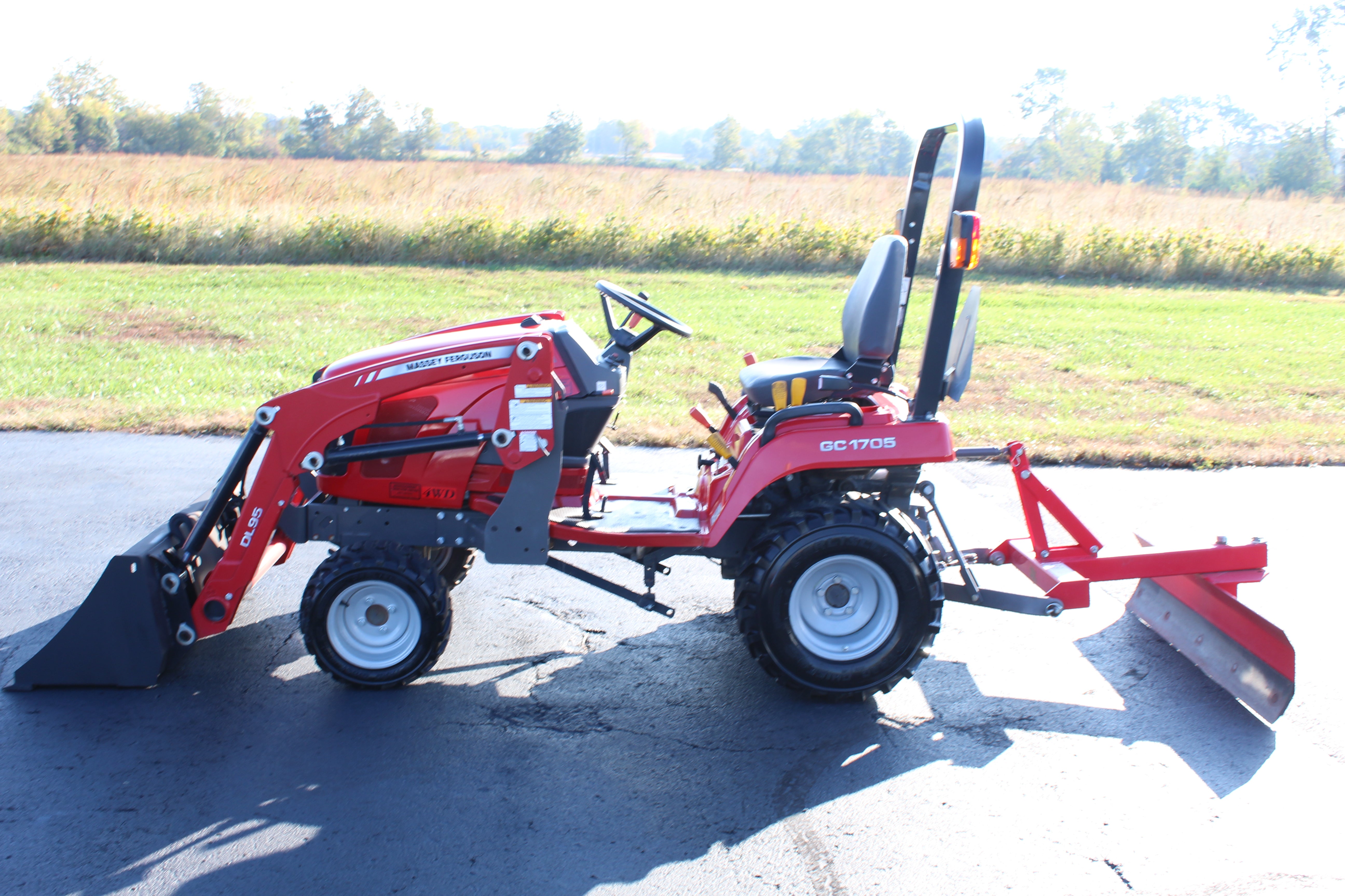 2017 MASSEY FERGUSON GC1705 4X4 Base