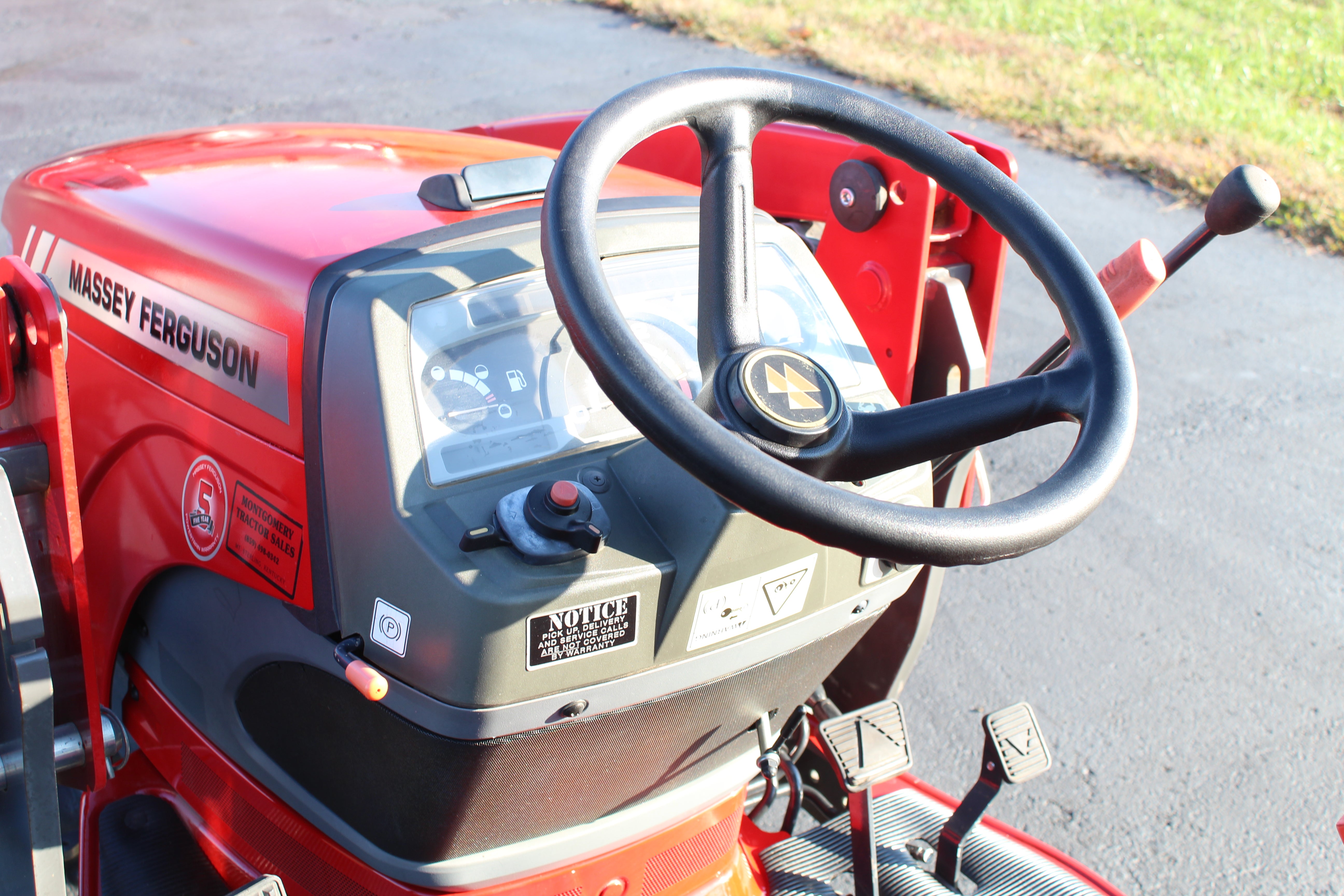 2017 MASSEY FERGUSON GC1705 4X4 Base