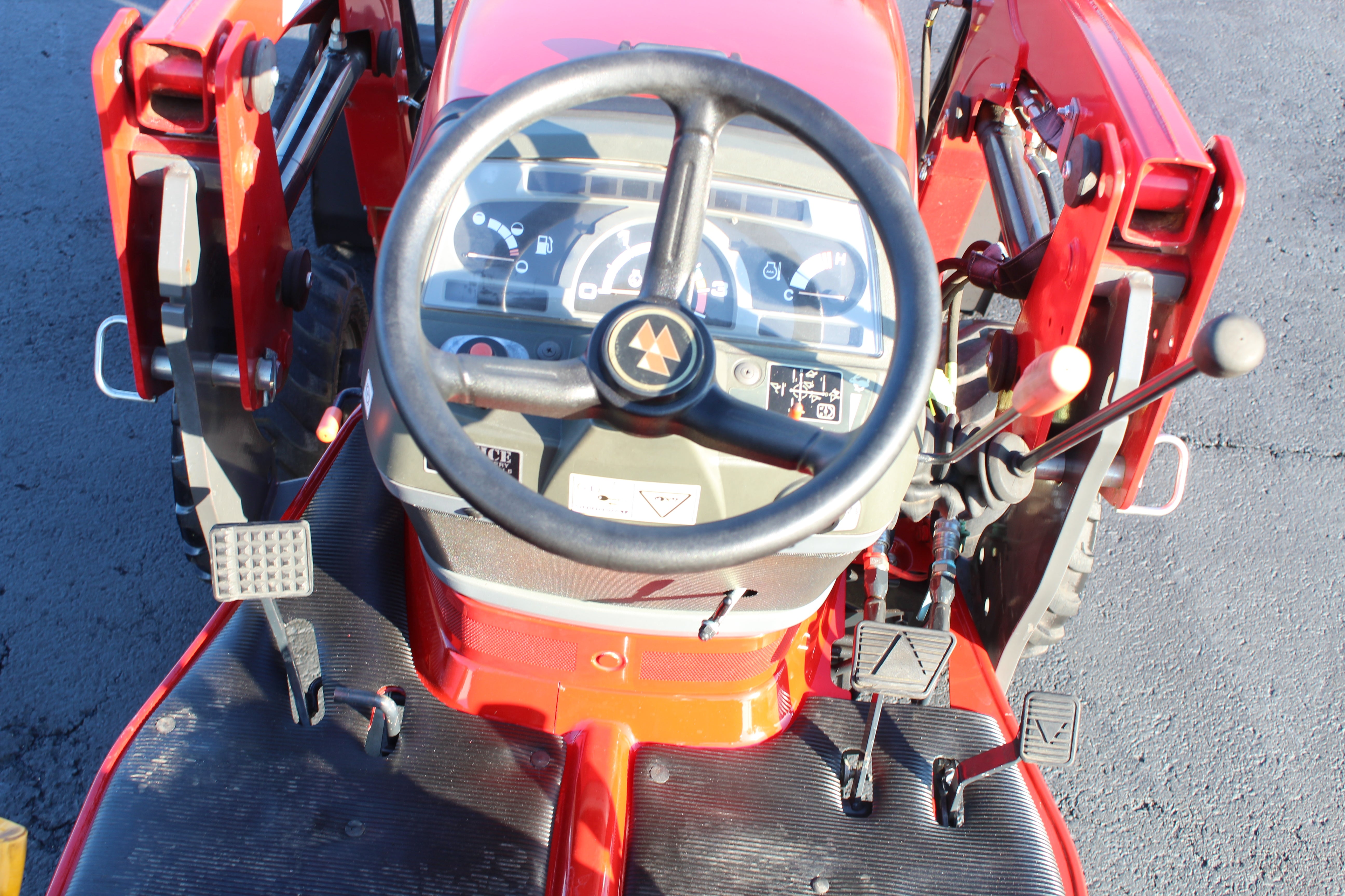 2017 MASSEY FERGUSON GC1705 4X4 Base